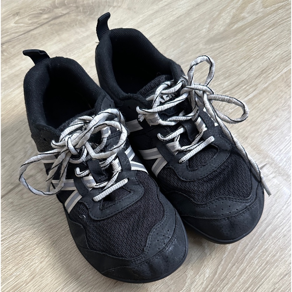 Xero Shoes Black youth kids size 3